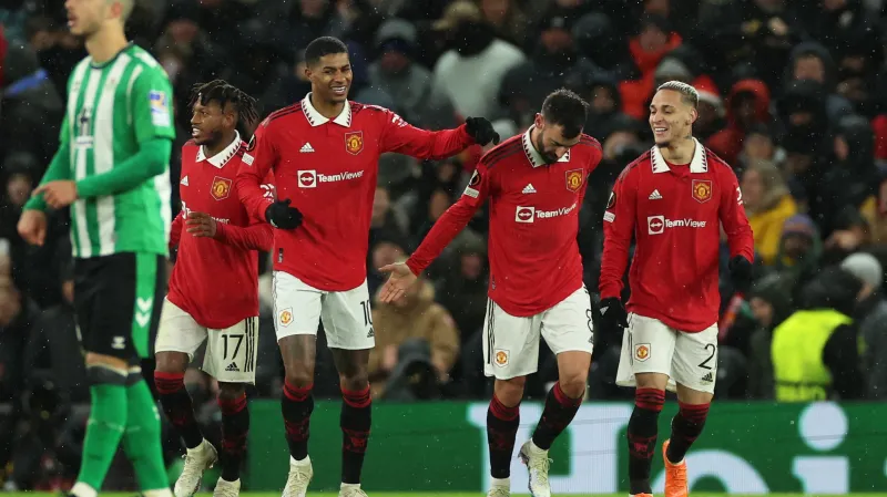 Fotbalisté Manchesteru United se radují z gólu v síti Betisu Sevilla