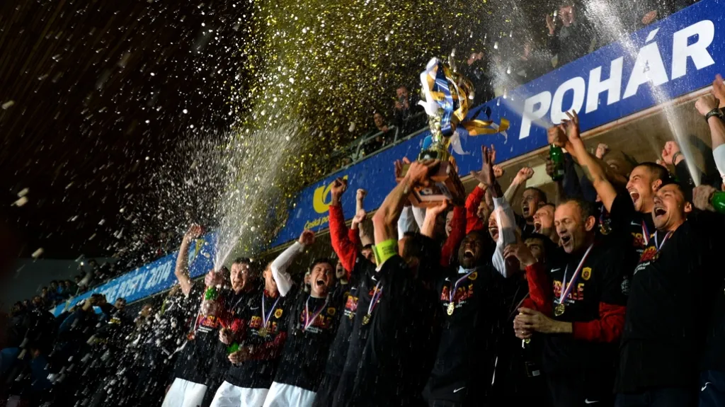 Sparťané slaví zisk Poháru České pošty