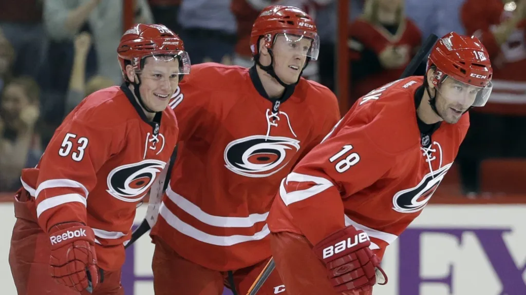 Jeff Skinner, Riley Nash a Radek Dvořák (vpravo)