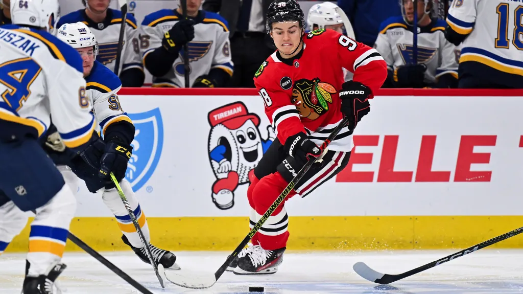 Connor Bedard z Chicaga v obklopení hráčů St. Louis