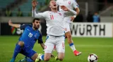 Michael Krmenčík padá na zem po faulu v zápase proti Ázerbájdžánu