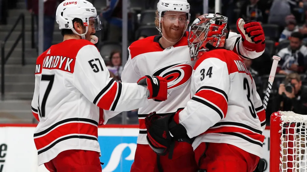 Brankář Caroliny Petr Mrázek slaví výhru se spoluhráči