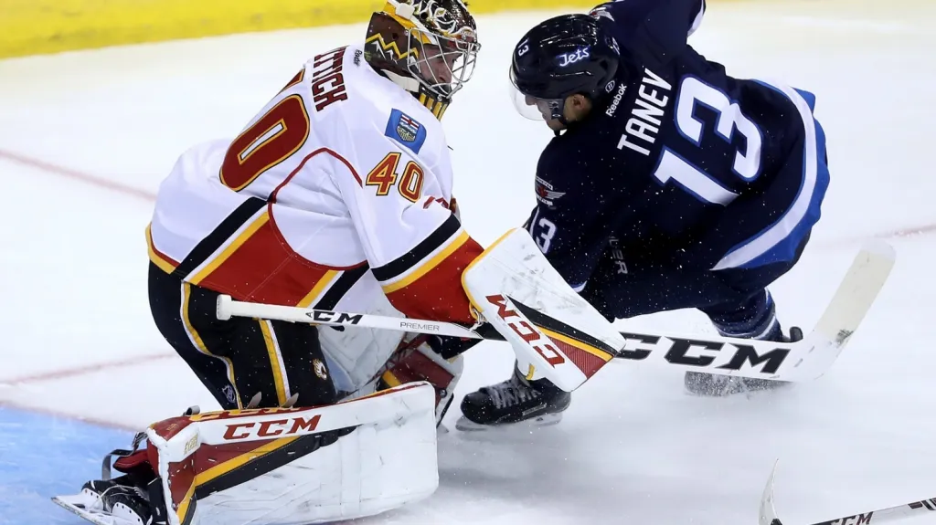 David Rittich při své premiéře v dresu Calgary v přípravě
