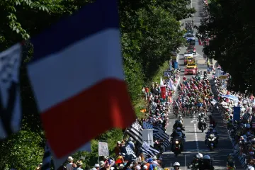 Peloton šplhá na Mur de Bretagne