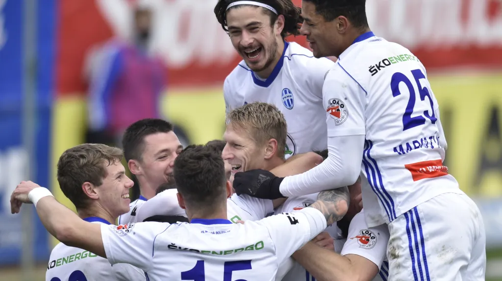Fotbalisté Mladé Boleslavi se radují z gólu