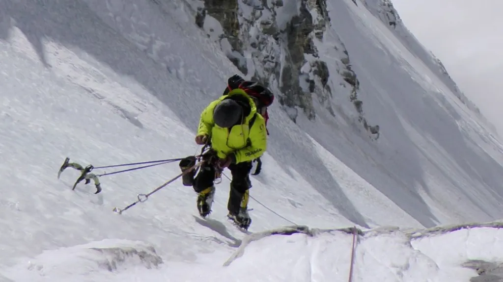 Čeští horolezci při výstupu na Talung