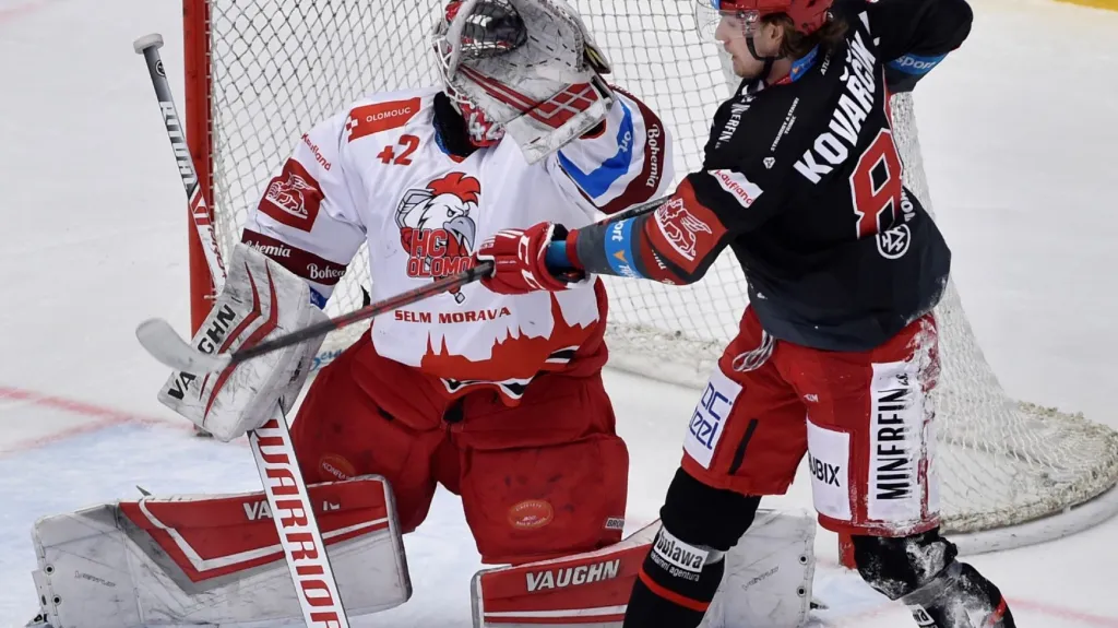 Třinecký Michal Kovařčík cloní před olomouckým gólmanem Branislavem Konrádem