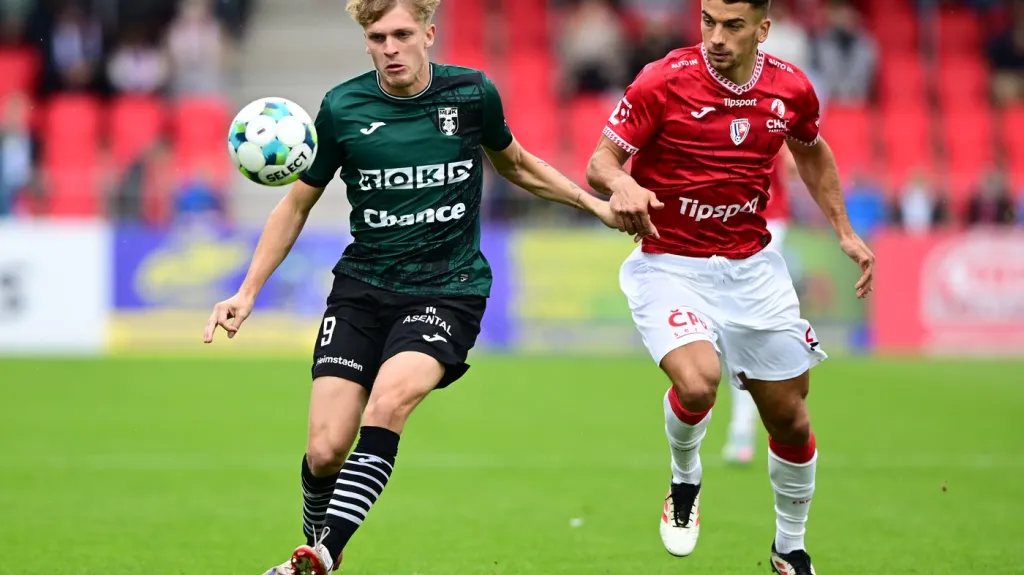 Albert Labík z Karviné v souboji se Samuelem Šimkem z Pardubic