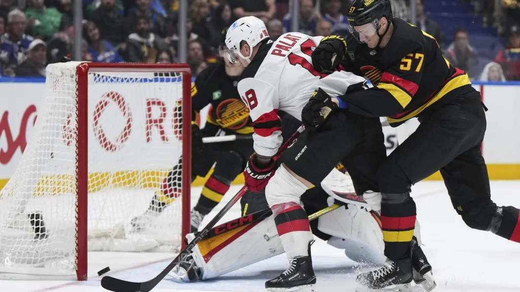 Ondřej Palát z New Jersey střílí gól do sítě Vancouveru