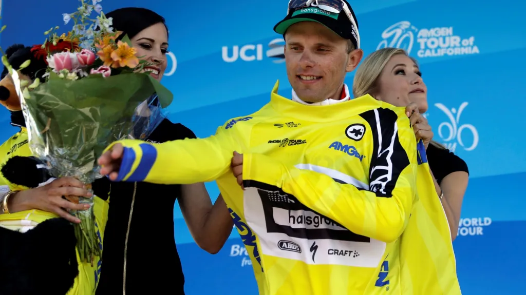 Rafael Majka se obléká do žlutého dresu pro lídra závodu Kolem Kalifornie