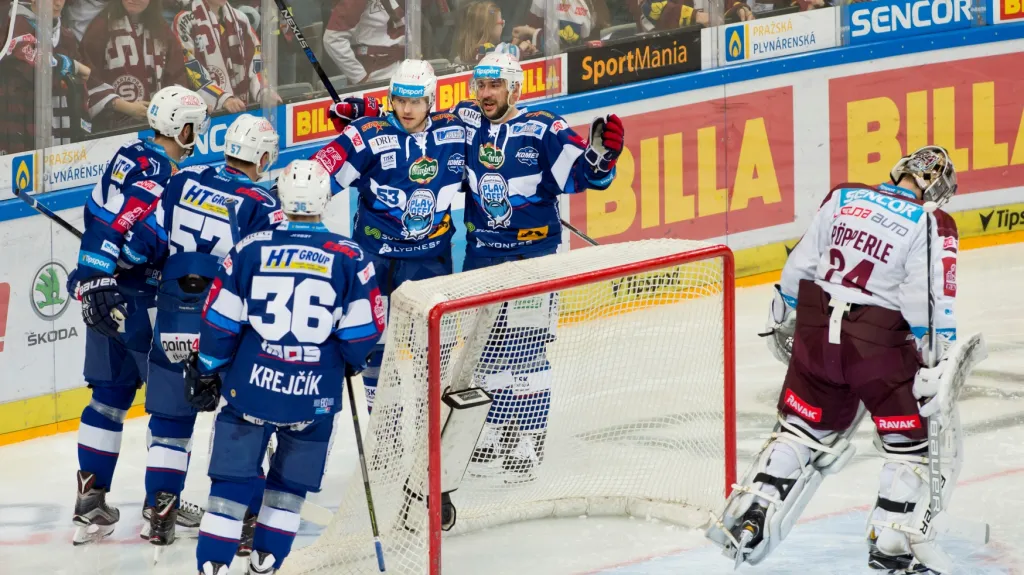 Hokejisté Komety Brno se radují z gólu v síti Sparty