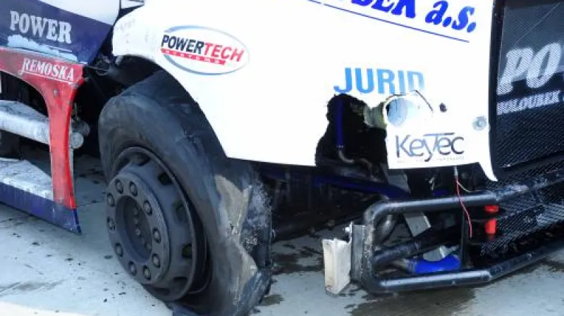 Prasklá pneumatika u tahače stáje Buggyra