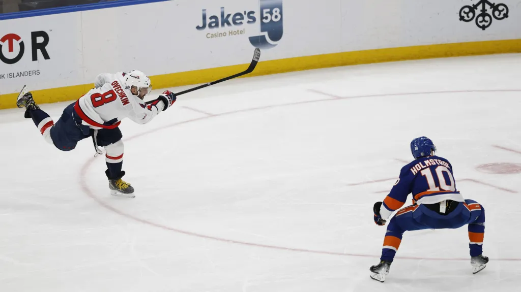 Alexandr Ovečkin střílí 895. gól v NHL