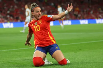 Španělka Athenea se raduje z vítězné branky proti Švýcarsku
