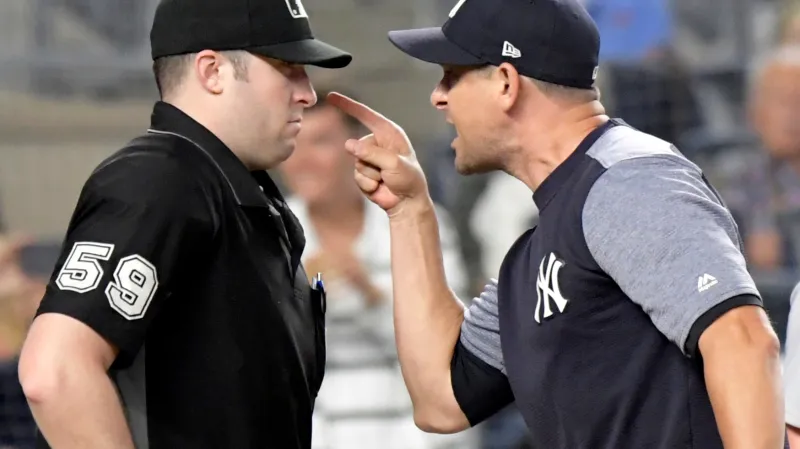 Manažer NY Yankees Aaron Boone řve na sudího