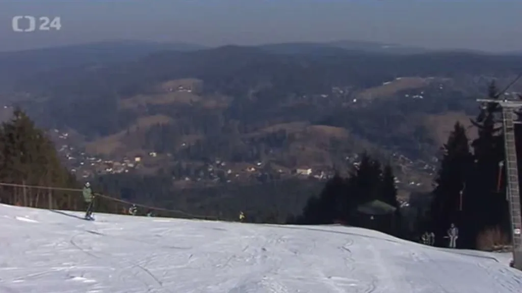 Lyžaři závodili na černé sjezdovce tanvaldského Špičáku