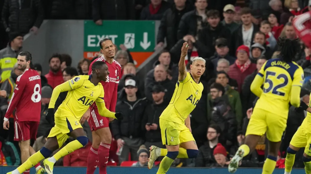 Richarlison se raduje z gólu proti Liverpoolu