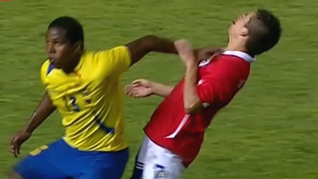 Chilan Bryan Carrasco simuluje faul