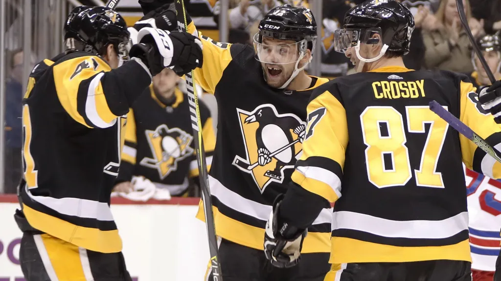 Dominik Simon (uprostřed) se raduje se spoluhráči z Pittsburghu