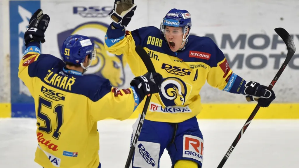 Zlínský Tomáš Fořt se raduje s Jakubem Šlahařem