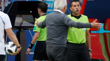 Rozhodčí Andrés Cunha sleduje video