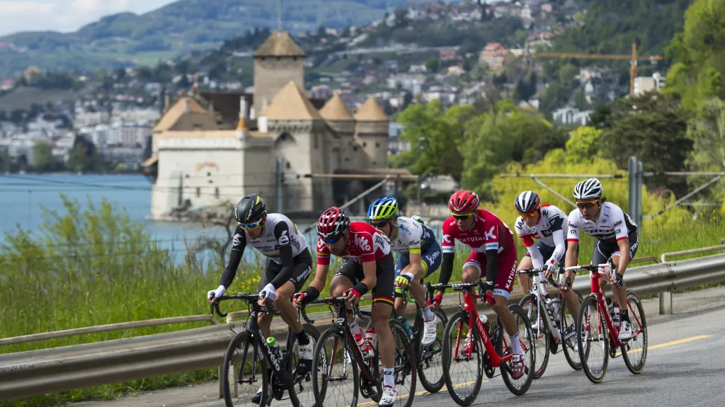 Cyklisté u švýcarského hradu Chillon