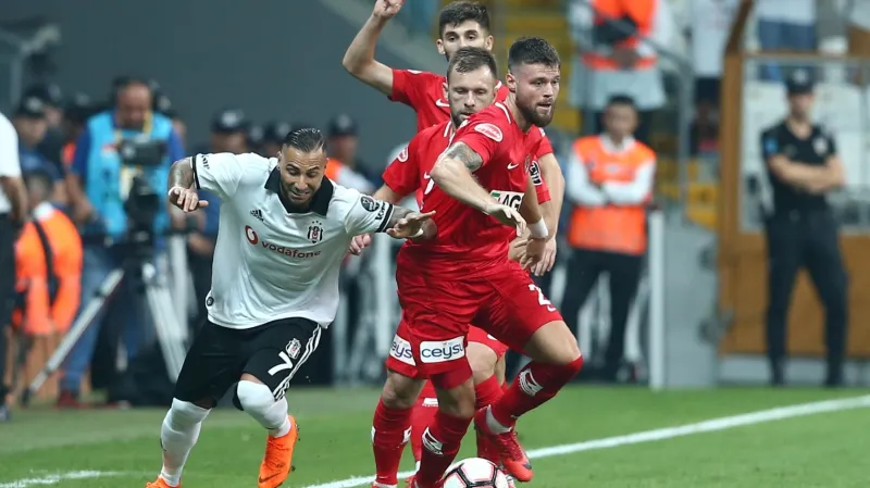 Ondřej Čelůstka z Antalyasporu v souboji s Ricardem Quaresmou