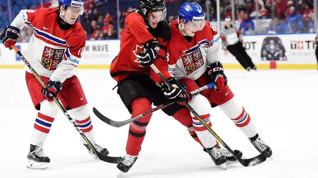 Martin Nečas (vpravo) v utkání proti Kanadě