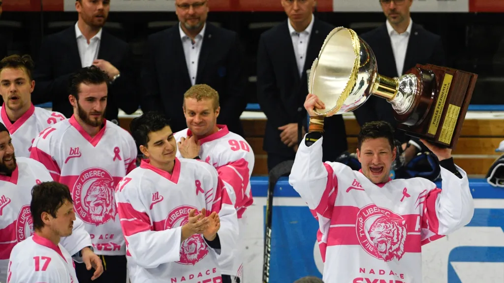 Obránce Liberce Ladislav Šmíd zvedá Prezidentský pohár