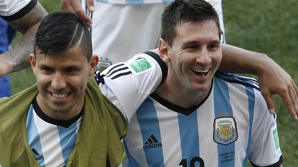 Sergio Agüero a Lionel Messi