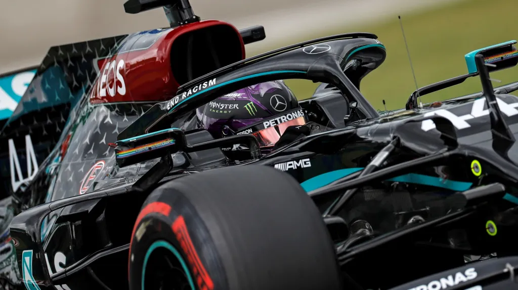 Lídr Mercedesu Lewis Hamilton