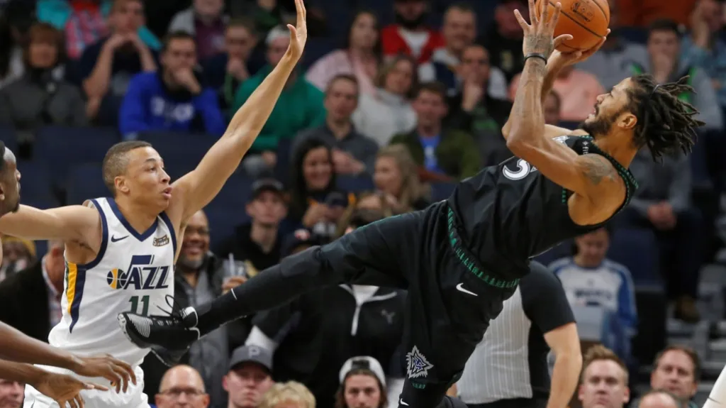 Derrick Rose v akrobatickém výskoku