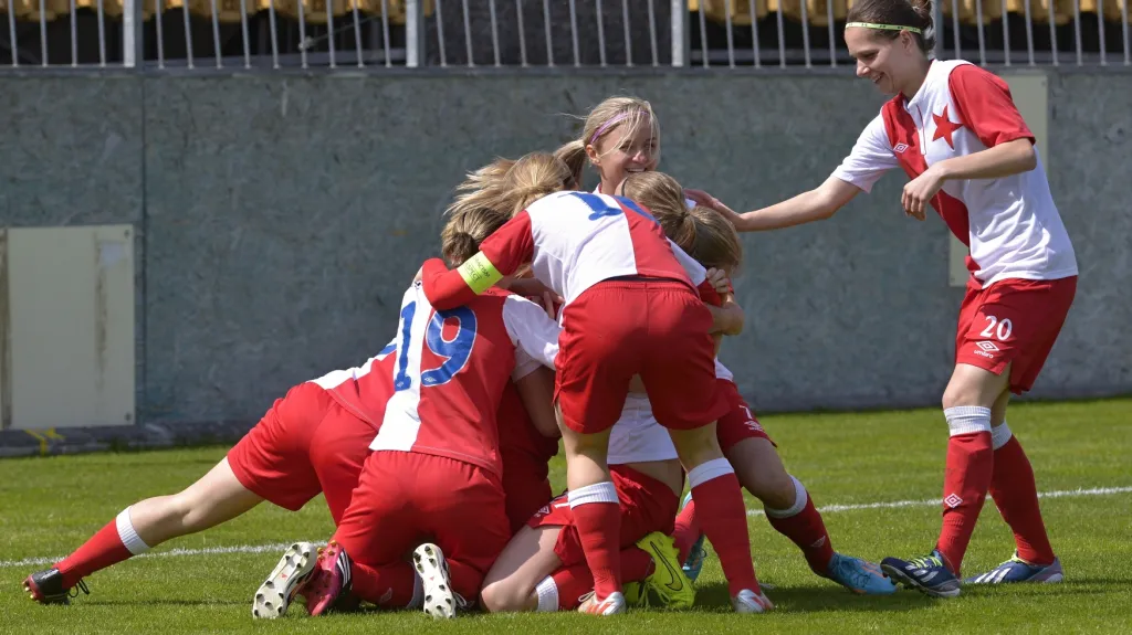 Slavící fotbalistky Slavie