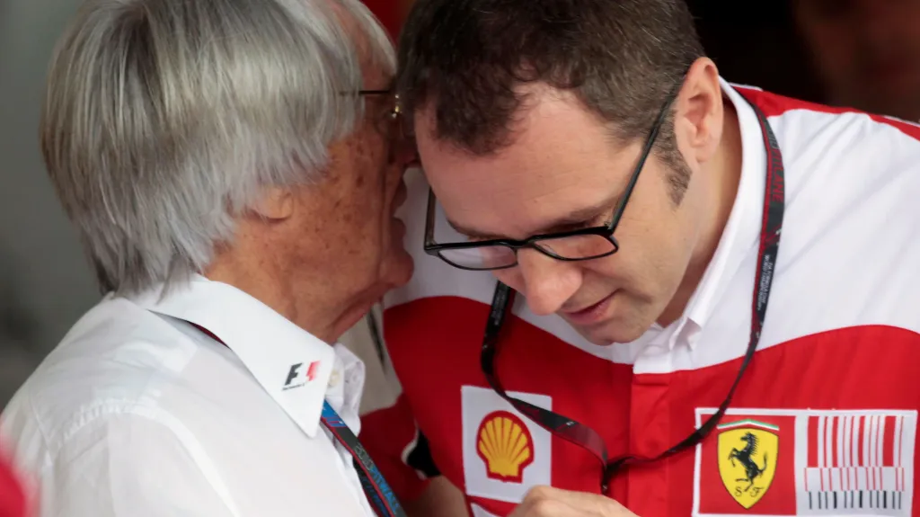 Bernie Ecclestone mluví s bývalým týmovým šéfem Ferrari Stefanem Domenicalim