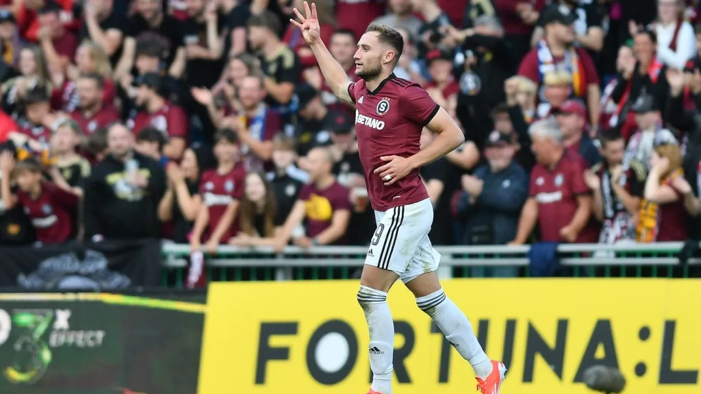 Sparťan Jan Kuchta oslavuje gól v Mladé Boleslavi