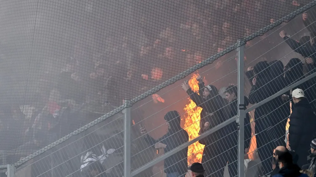 Požár na stadionu Hradce Králové v sektoru fanoušků Pardubic