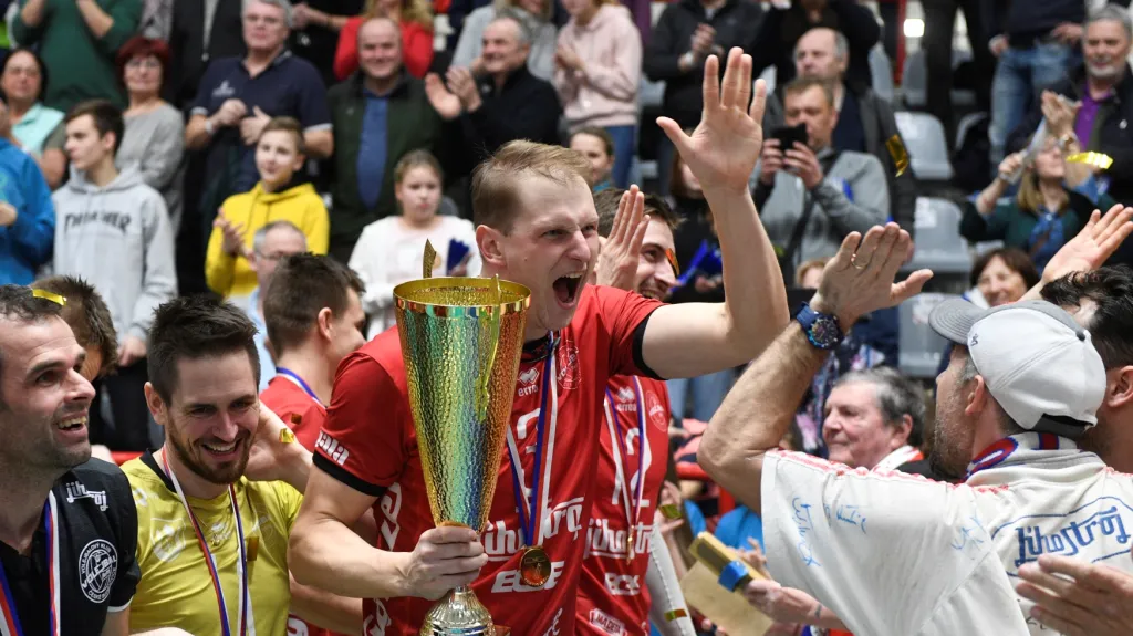 Kapitán Jihostroje Radek Mach slaví s trofejí pro vítěze Českého poháru