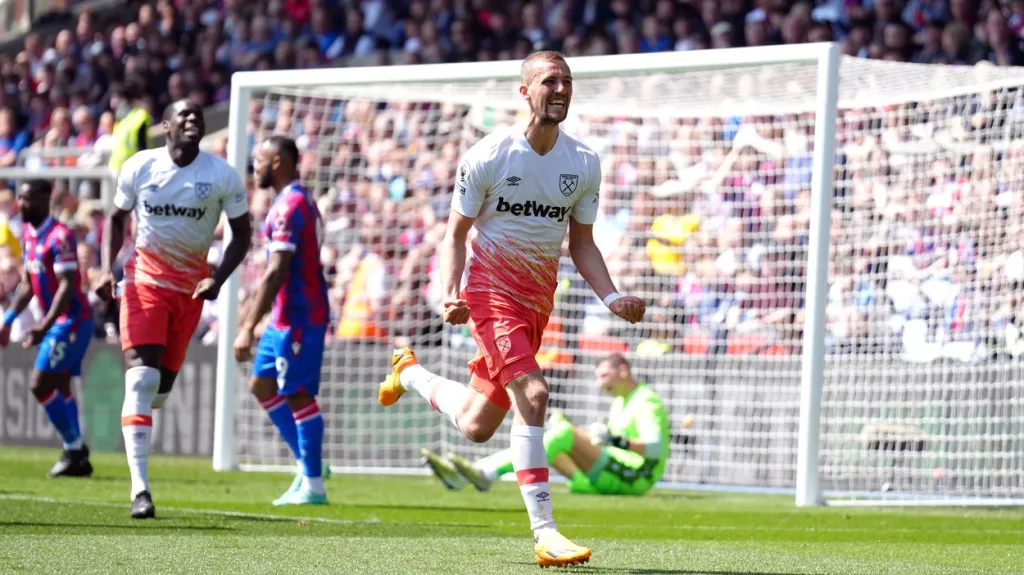 Tomáš Souček se raduje z gólu v síti C. Palace