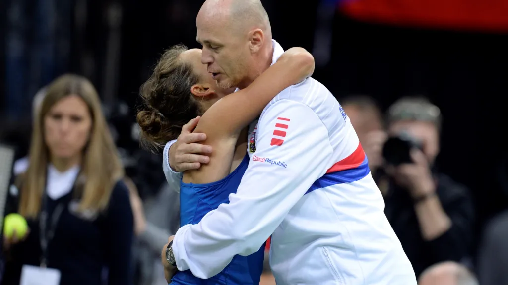 Kapitán Petr Pála slaví vítězství v utkání Fed Cupu s Barborou Strýcovou