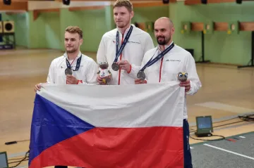 Petr Nymburský (vpravo) s medailí z týmové soutěže na Evropských hrách