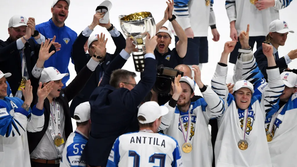 Jukka Jalonen v obklopení finských hráčů