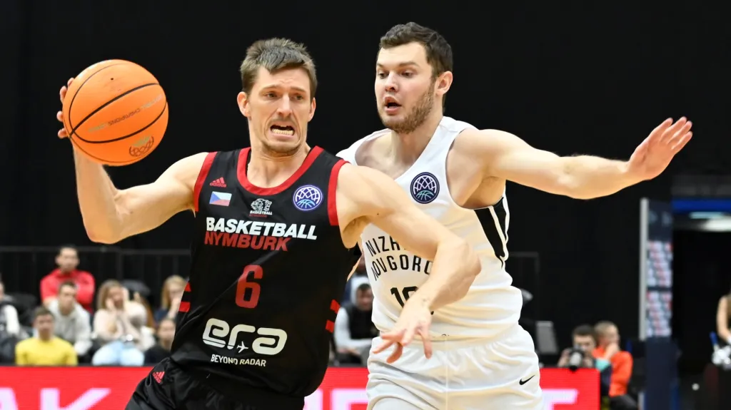 Pavel Pumprla z Nymburka přechází přes Ivana Strebkova z Novgorodu