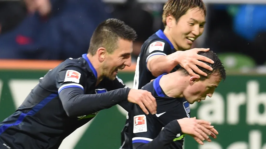 Vladimír Darida (vpravo) slaví vstřelenou branku se spoluhráči z Herthy Berlín