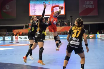 Charlotte Cholevová se snaží prosadit proti černohorské obraně