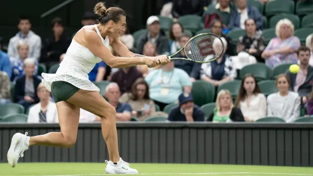 Do druhého kola Wimbledonu stihly postoupit Džábirová a Sabalenková