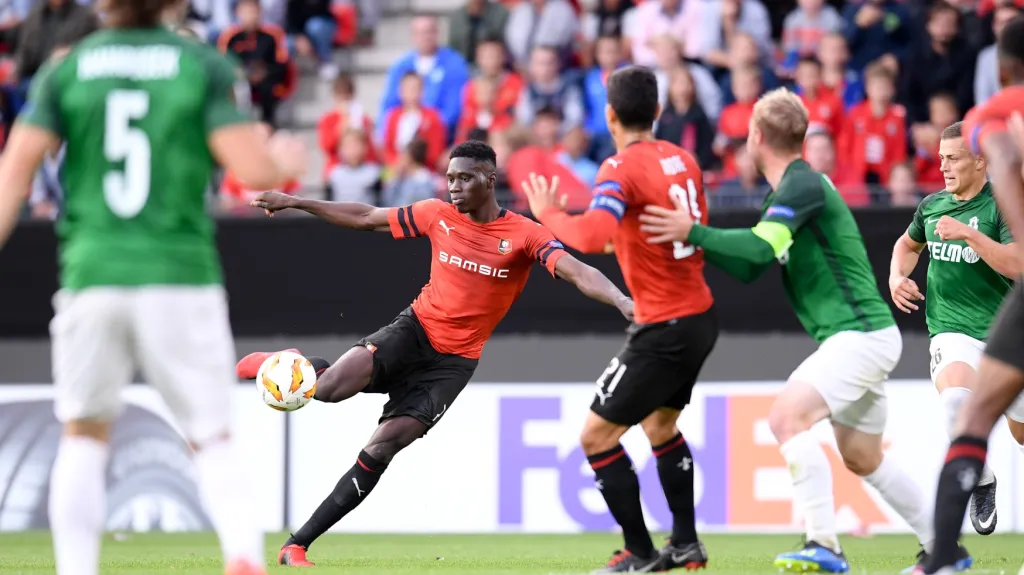 Ismaila Sarr z Rennes se napřahuje ke gólové trefě do sítě Jablonce