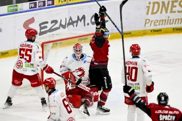 Třinecký brankář Ondřej Kacetl inkasuje gól proti Spartě