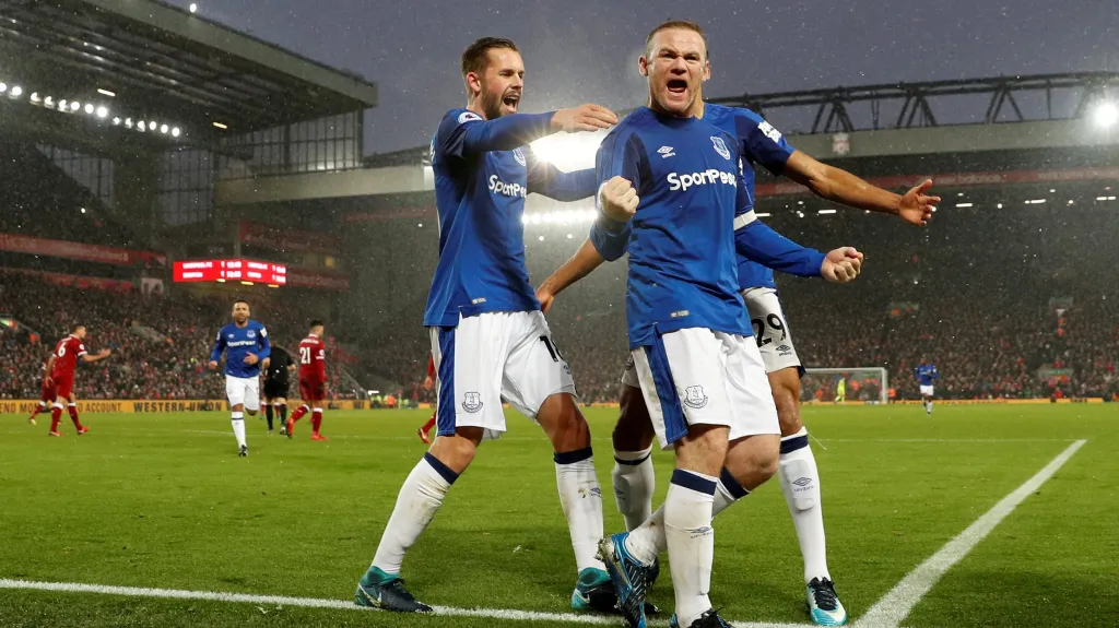 Wayne Rooney slaví se spoluhráči gól proti Liverpoolu 