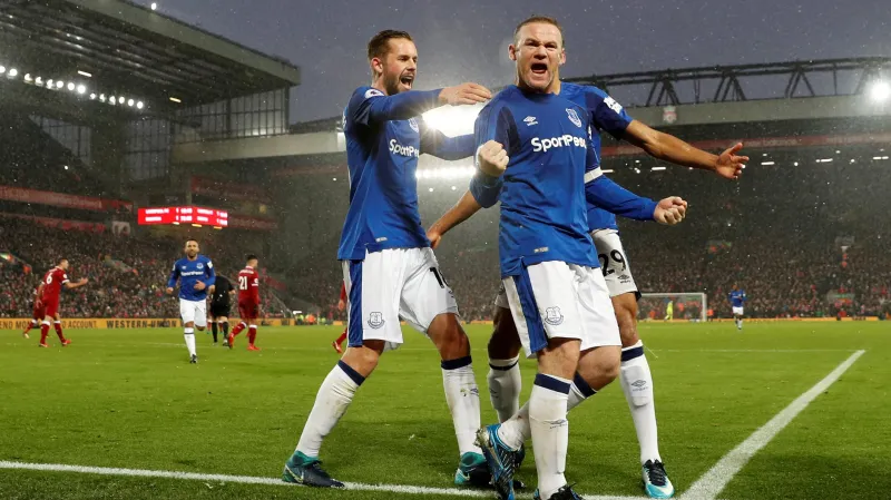 Wayne Rooney slaví se spoluhráči gól proti Liverpoolu