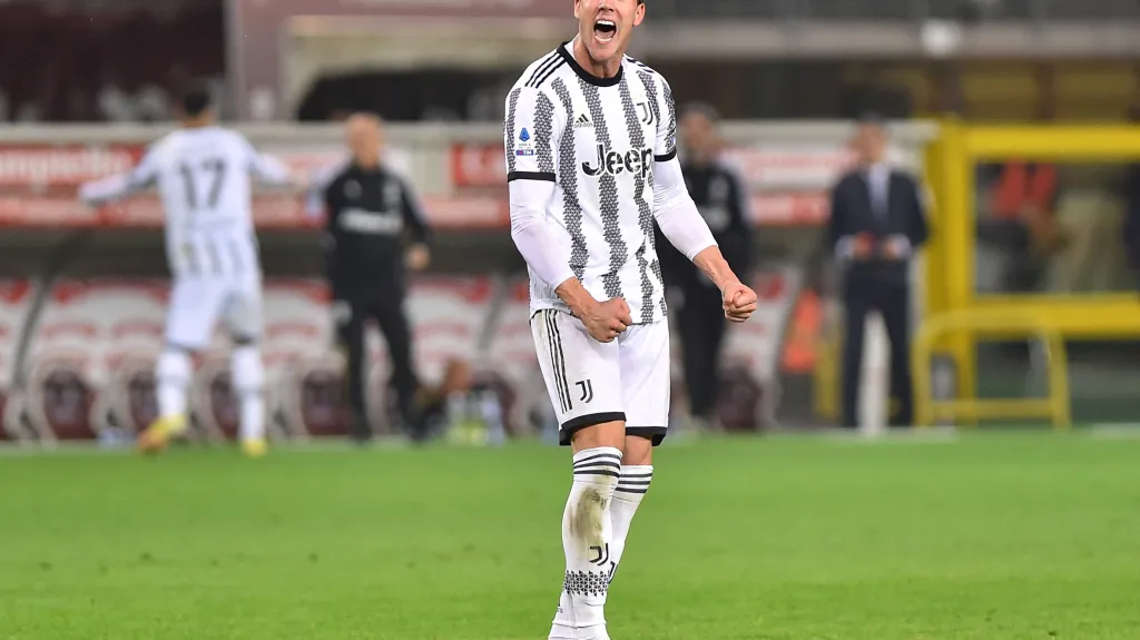 Dušan Vlahovič z Juventusu oslavuje gól v Serii A